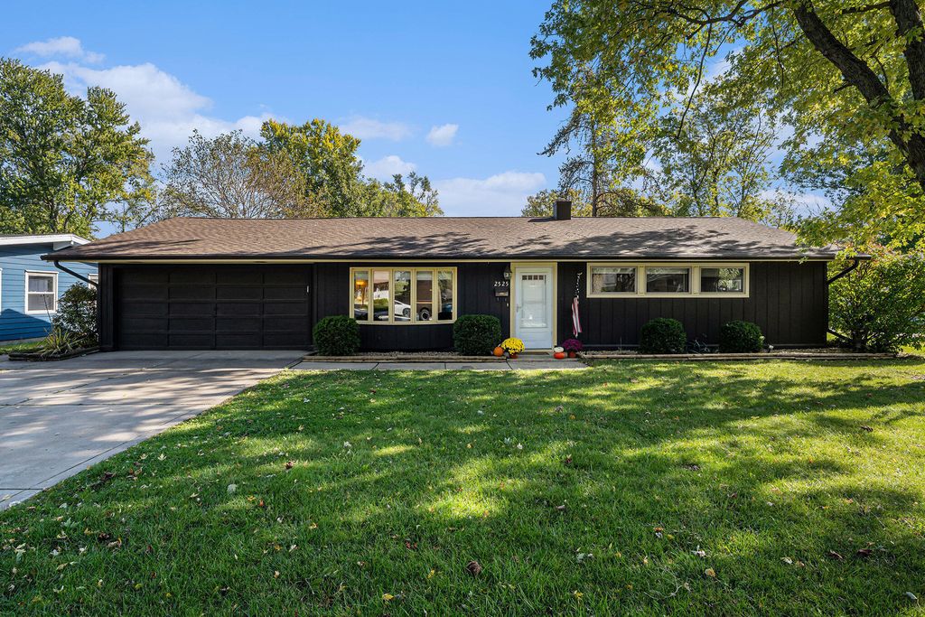 Photo of 2525 Lakewood Drive, Dyer, IN 46311 (MLS # 834434)