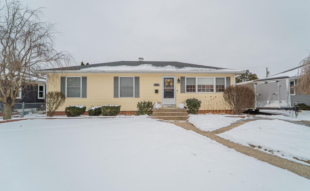 Photo of 3230 Garfield Avenue, Highland, IN 46322 (MLS # 833689)