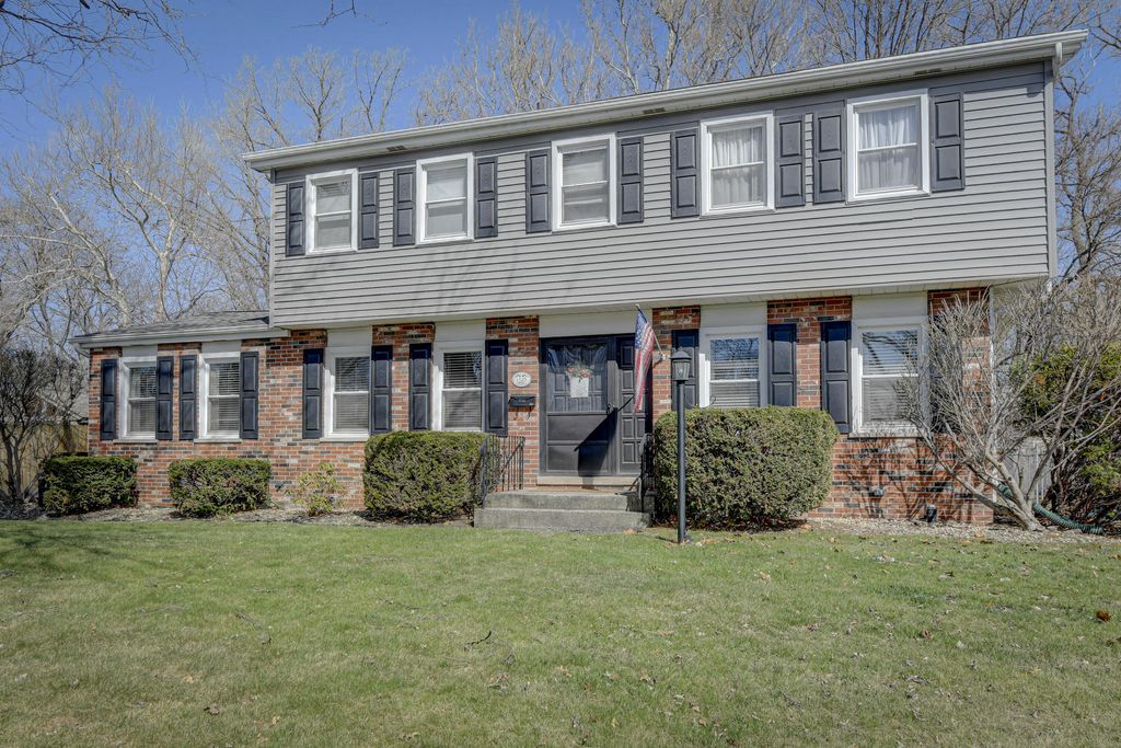 Photo of 1525 Fran-lin Pkwy, Munster, IN 46321 (MLS # 837134)