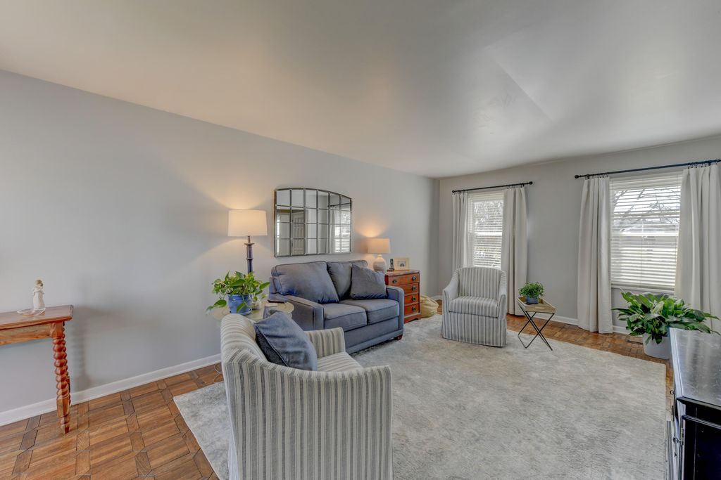 Photo of 1525 Fran-lin Pkwy, Munster, IN 46321 (MLS # 837134)