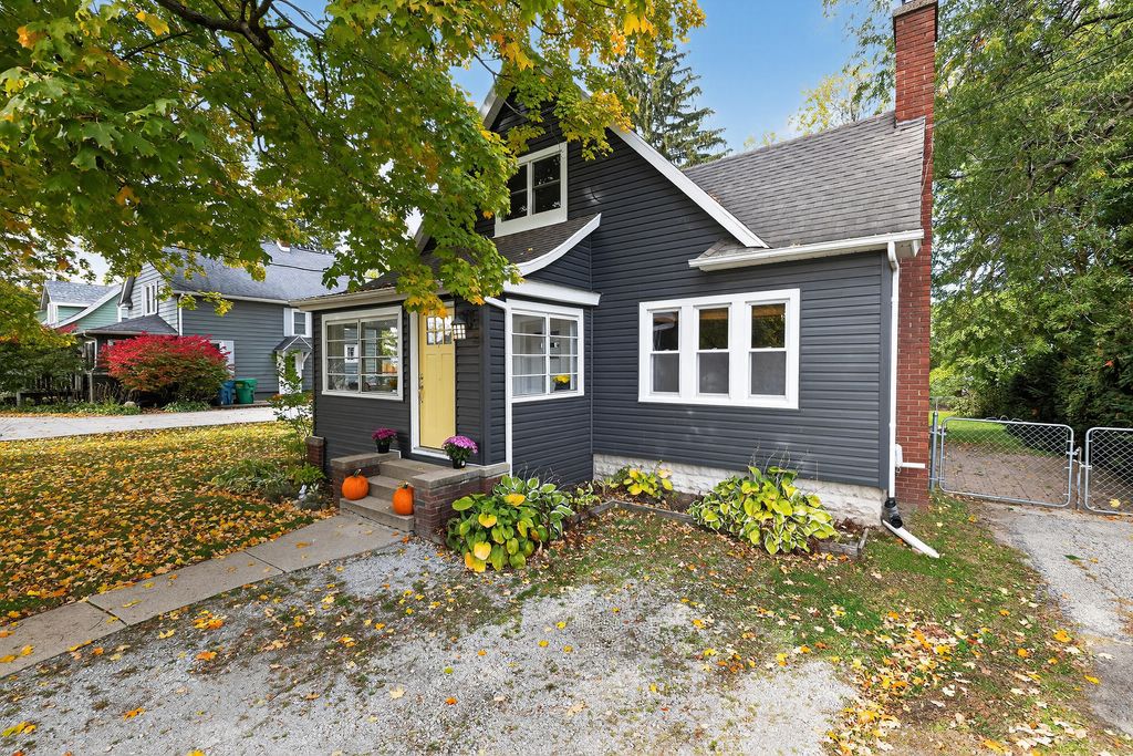 Photo of 321 W Johnson Road, La Porte, IN 46350 (MLS # 831061)