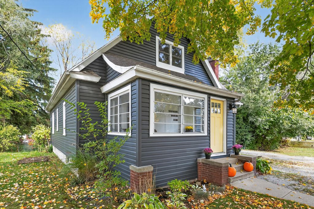 Photo of 321 W Johnson Road, La Porte, IN 46350 (MLS # 831061)