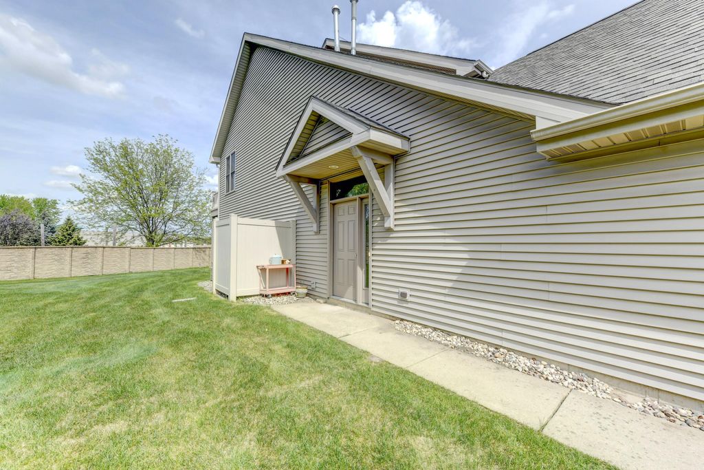 Photo of 1042 Lakewood Court, Schererville, IN 46375 (MLS # 837699)
