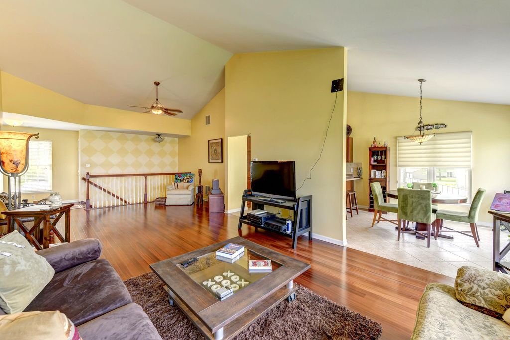 Photo of 1042 Lakewood Court, Schererville, IN 46375 (MLS # 837699)