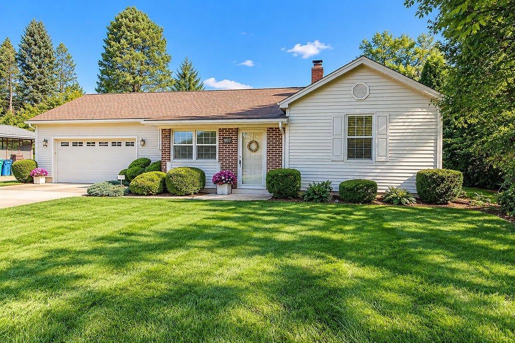 Photo of 907 E 19th Street, La Porte, IN 46350 (MLS # 846734)
