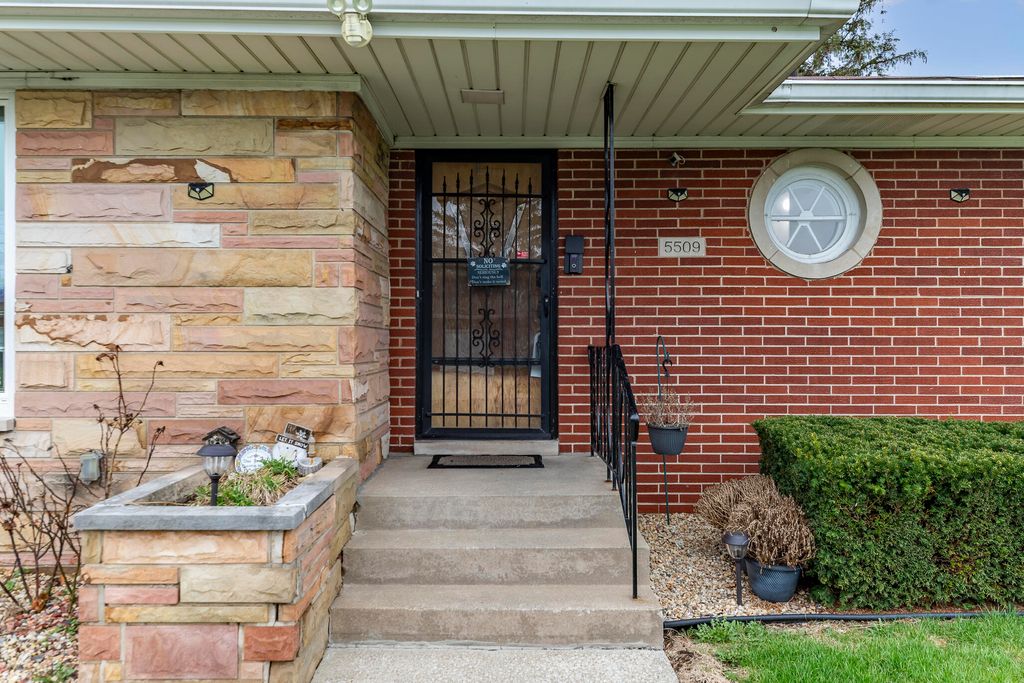 Photo of 5509 Van Buren Street, Merrillville, IN 46410 (MLS # 836416)