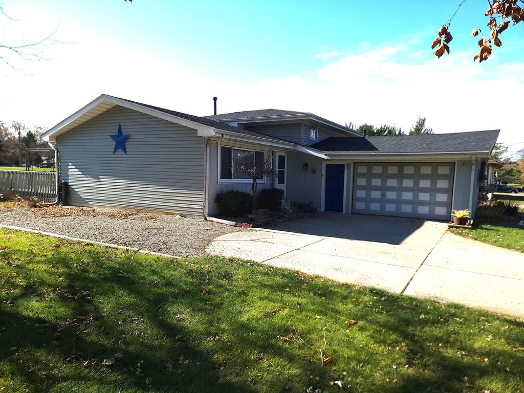 Photo of 1328 Hilltop Drive, Lowell, IN 46356 (MLS # 831152)