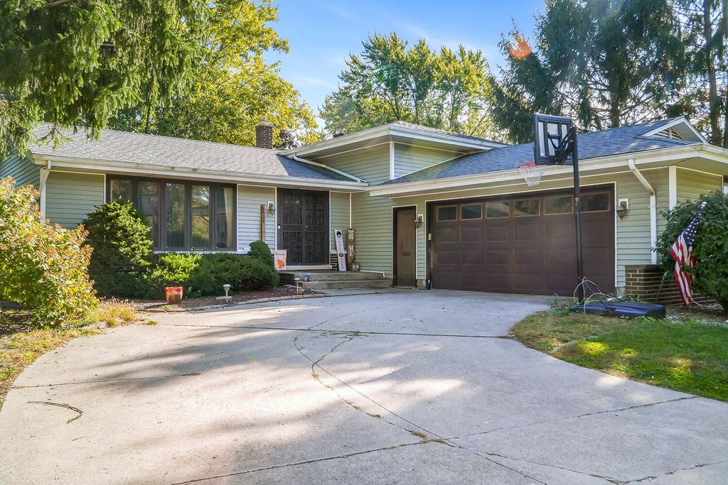 Photo of 8435 Van Buren Court, Munster, IN 46321 (MLS # 829997)