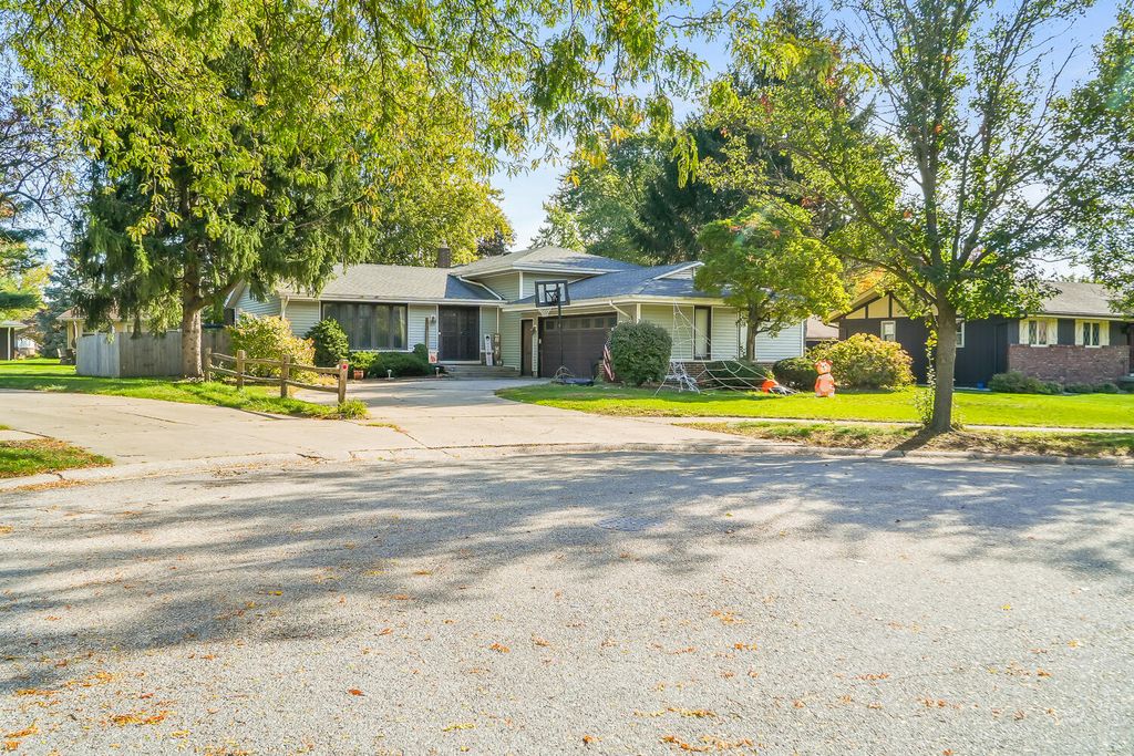 Photo of 8435 Van Buren Court, Munster, IN 46321 (MLS # 829997)