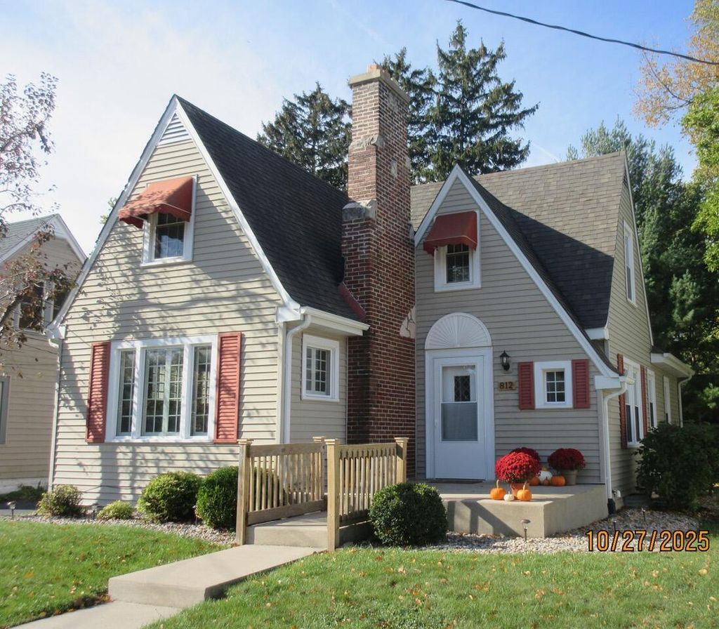 Photo of 812 S Lake Park Avenue, Hobart, IN 46342 (MLS # 836289)