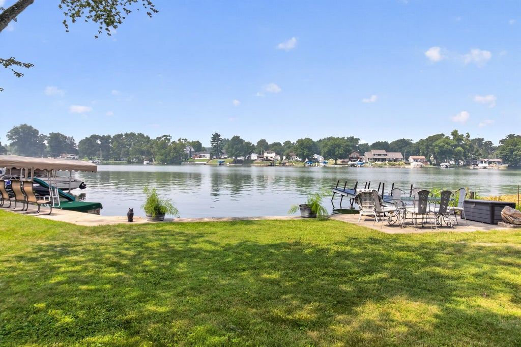 Photo of 409 Lakeview Court, Lowell, IN 46356 (MLS # 843040)
