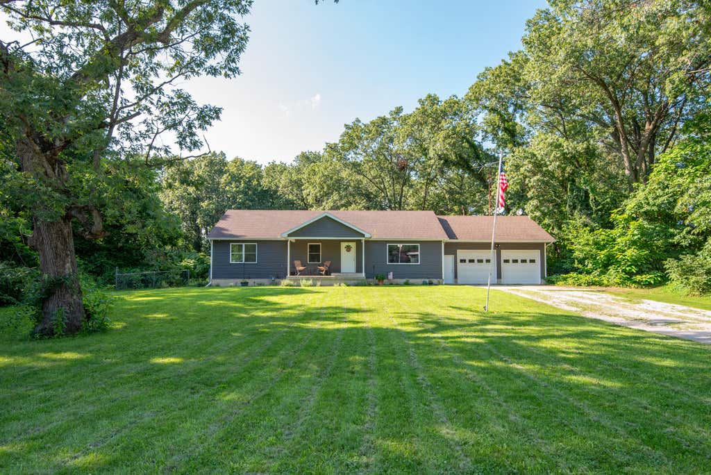 Photo of 415 Woodlawn Avenue, Michigan City, IN 46360 (MLS # 843472)