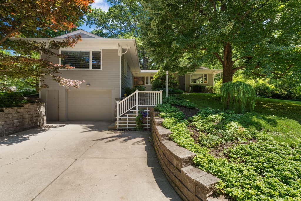 Photo of 1412 Del Vista Drive, Valparaiso, IN 46385 (MLS # 841314)