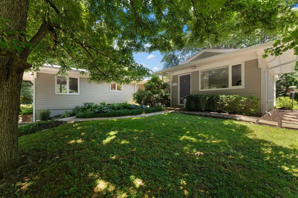 Photo of 1412 Del Vista Drive, Valparaiso, IN 46385 (MLS # 841314)