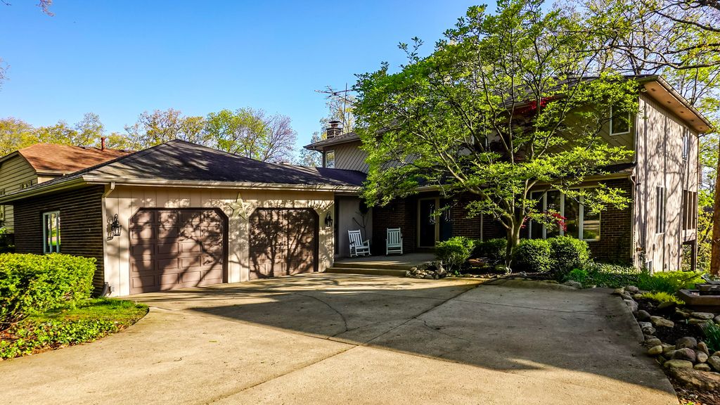 Photo of 467 Amhurst Road, Valparaiso, IN 46385 (MLS # 838888)