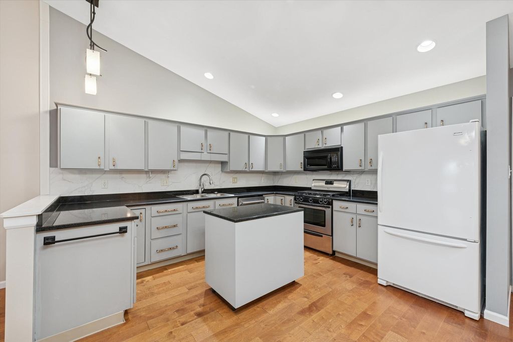 Photo of 374 Glenallyn Drive, Valparaiso, IN 46383 (MLS # 831656)