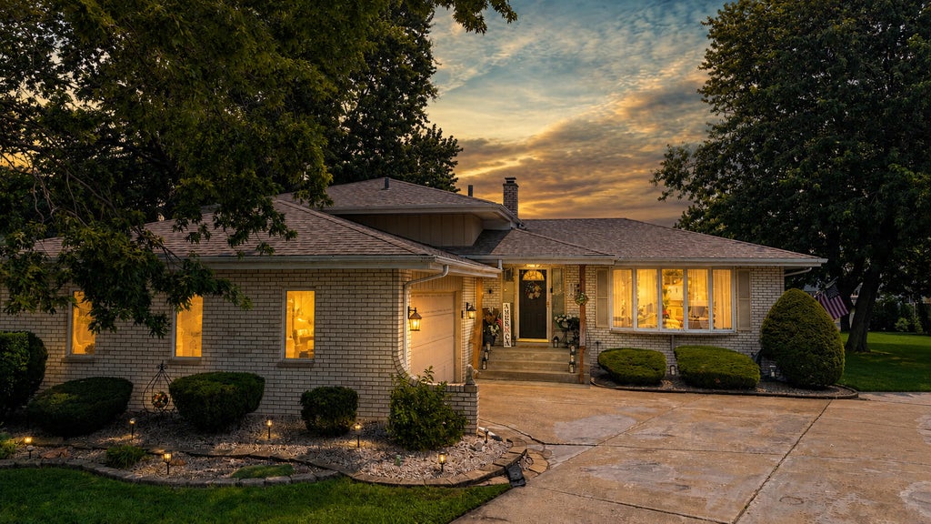 Photo of 526 Cedar Court, Munster, IN 46321 (MLS # 845754)