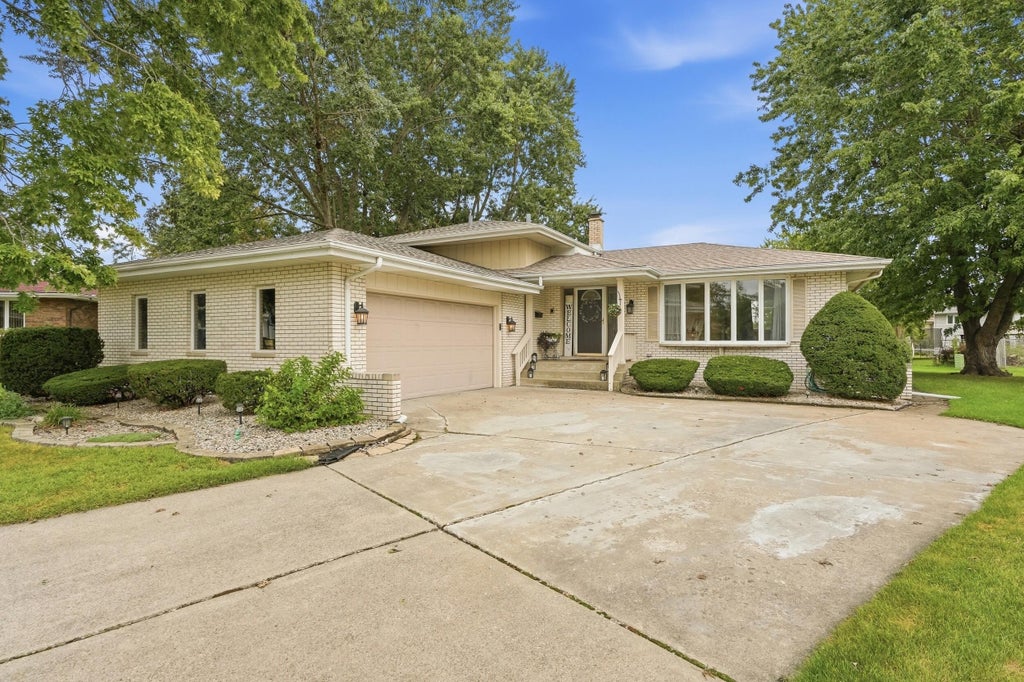 Photo of 526 Cedar Court, Munster, IN 46321 (MLS # 845754)