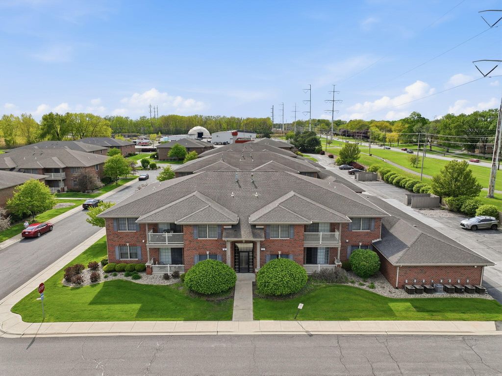 Photo of 607 Cambridge Court #1b, Munster, IN 46321 (MLS # 838197)