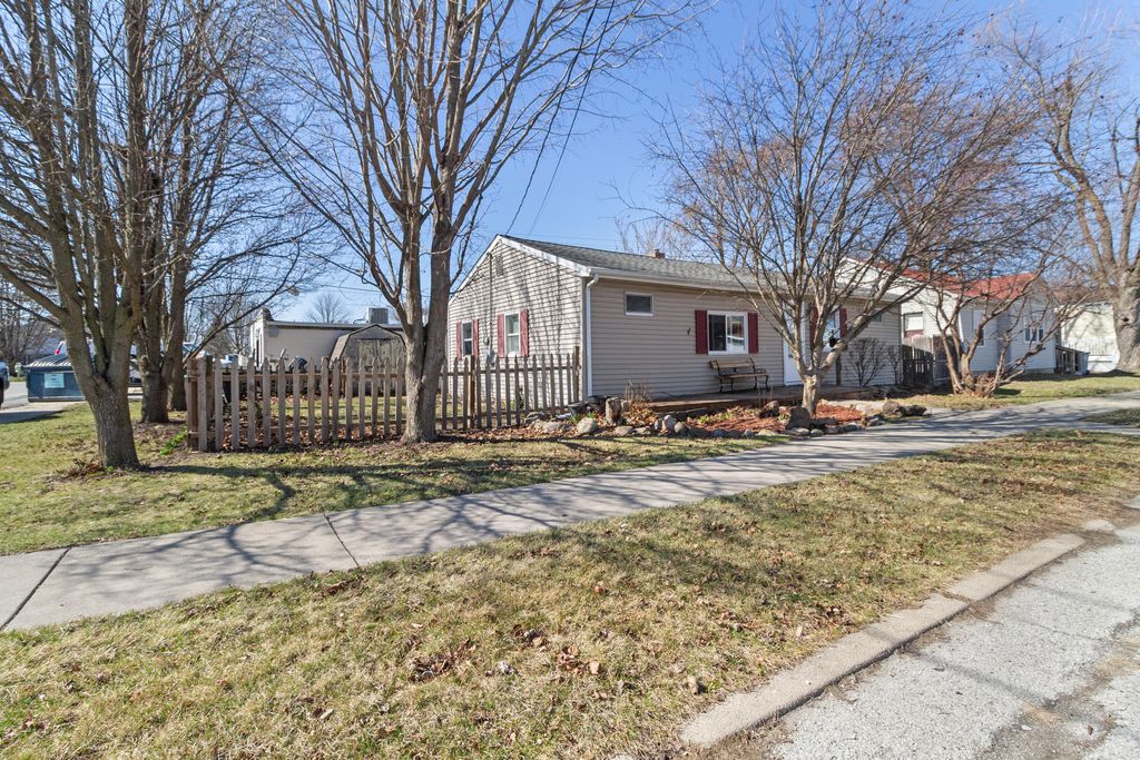 Photo of 825 N Sherman Street, Crown Point, IN 46307 (MLS # 835893)