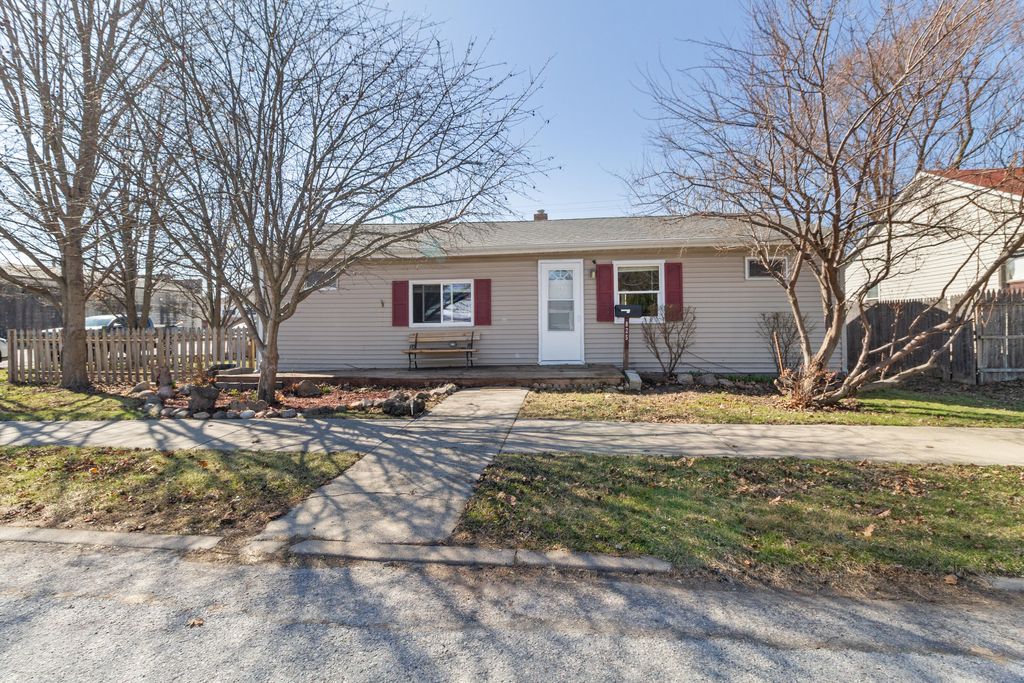 Photo of 825 N Sherman Street, Crown Point, IN 46307 (MLS # 835893)