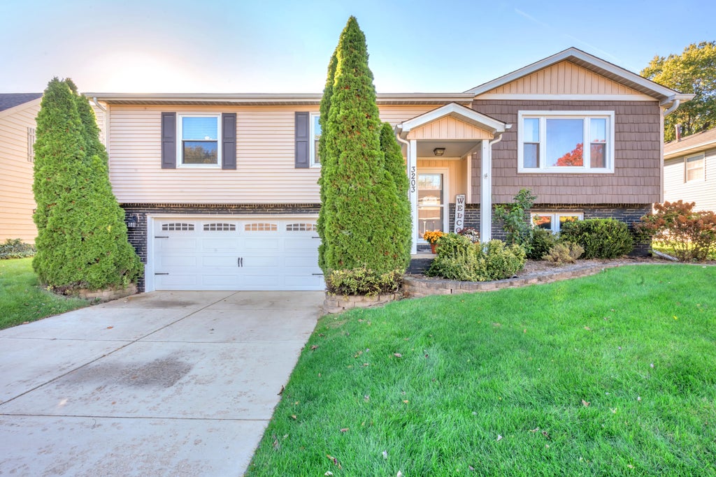 Photo of 3203 Parker Drive, Valparaiso, IN 46383 (MLS # 847244)