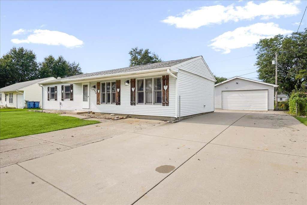 Photo of 770 Mohawk Drive, Lowell, IN 46356 (MLS # 844106)
