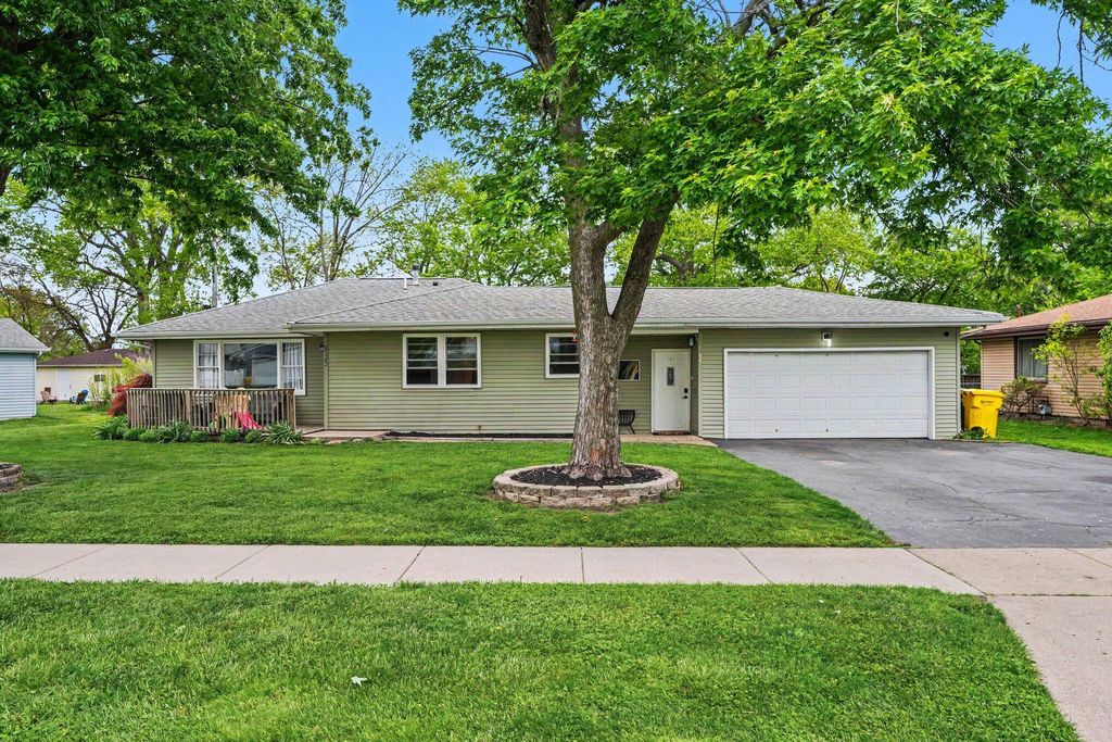 Photo of 835 N Indiana Street, Griffith, IN 46319 (MLS # 839077)