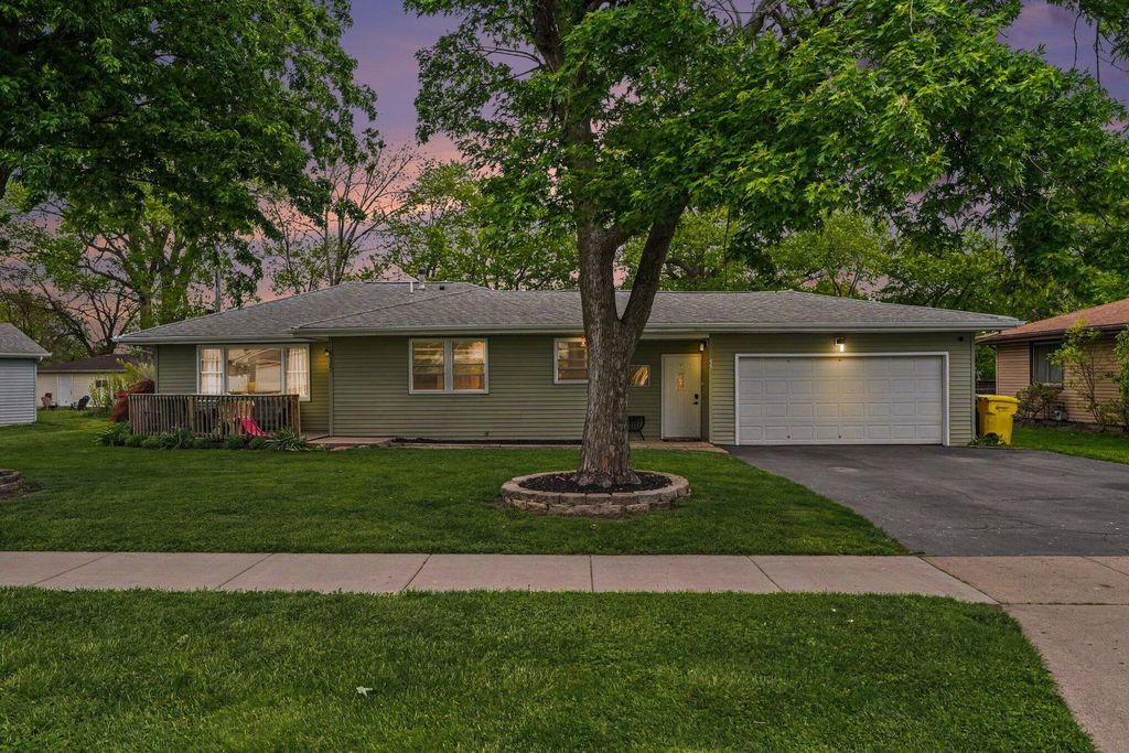 Photo of 835 N Indiana Street, Griffith, IN 46319 (MLS # 839077)