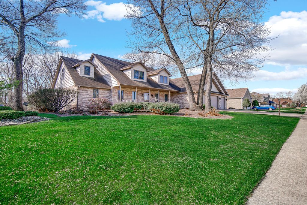 Photo of 2068 Ramblewood Drive, Highland, IN 46322 (MLS # 837185)