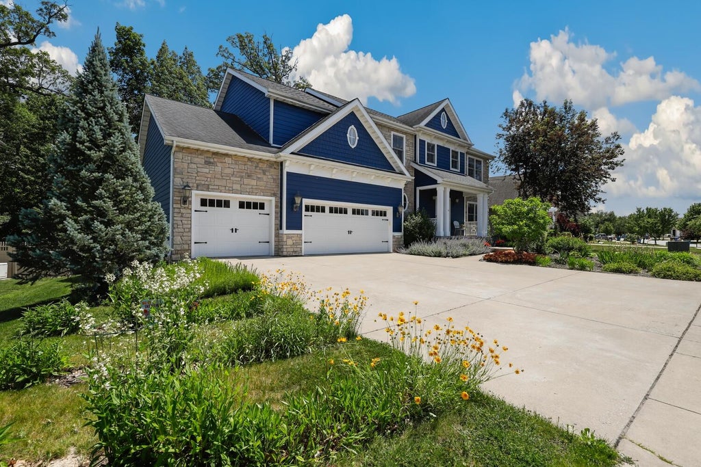 Photo of 12613 Massachusetts Street, Crown Point, IN 46307 (MLS # 840179)