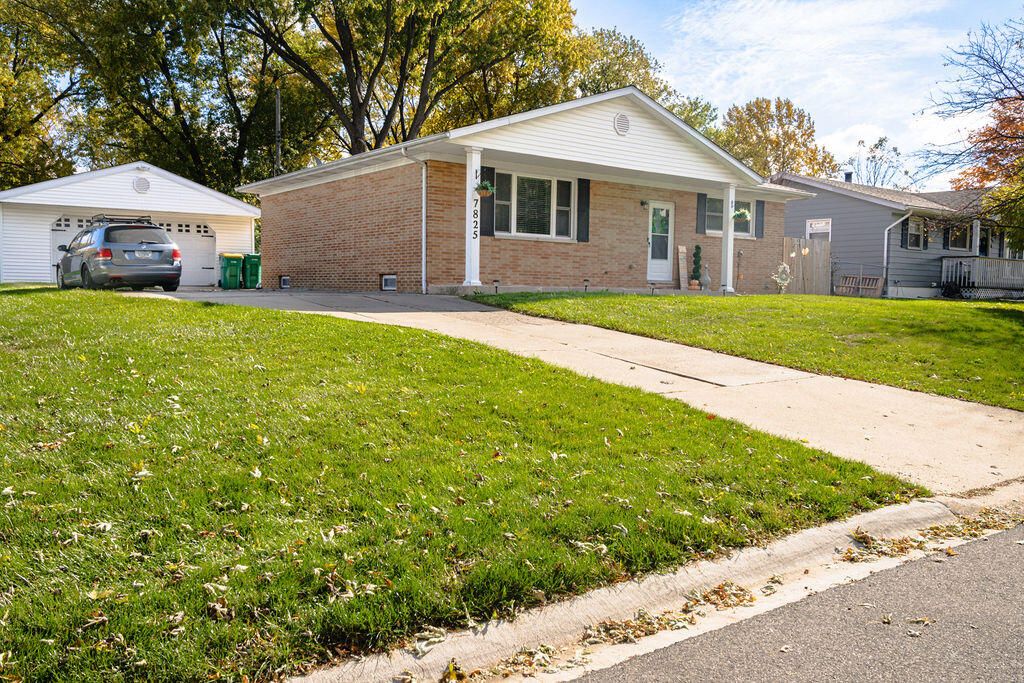Photo of 7825 Marshall Place, Merrillville, IN 46410 (MLS # 830282)