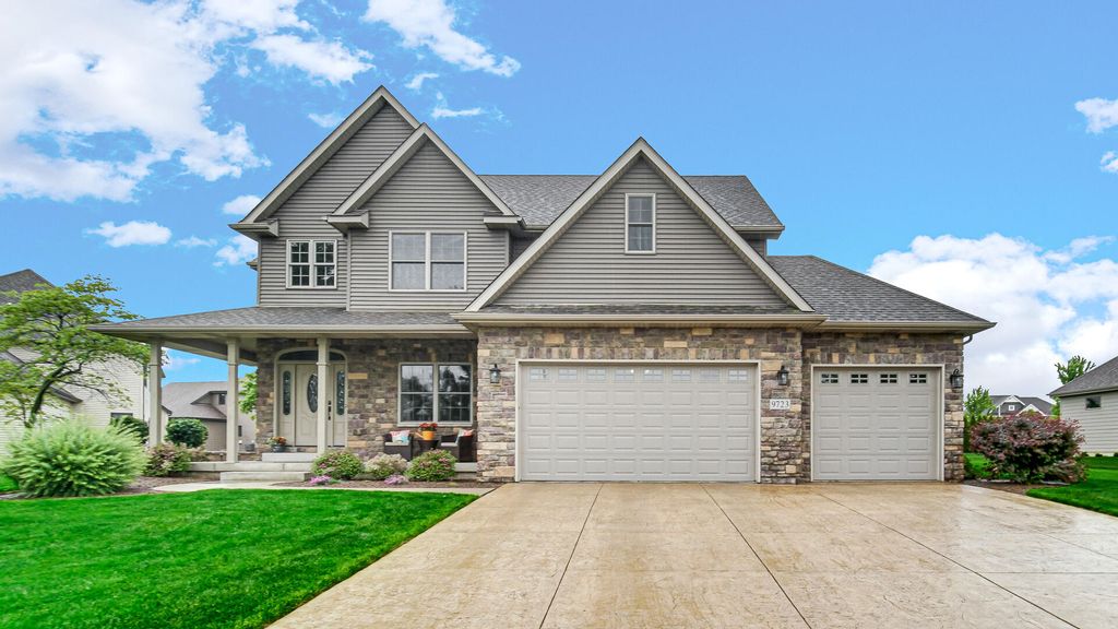 Photo of 9723 Elle Avenue, Saint John, IN 46373 (MLS # 839575)