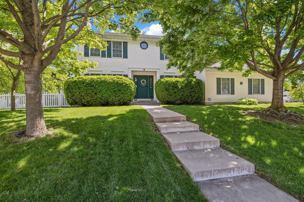 Photo of 7603 Foxwood Drive, Schererville, IN 46375 (MLS # 839285)