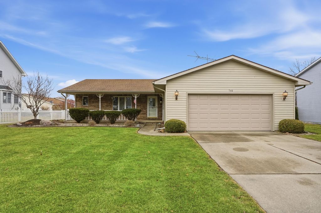 Photo of 740 Meadow Lane, Crown Point, IN 46307 (MLS # 836020)