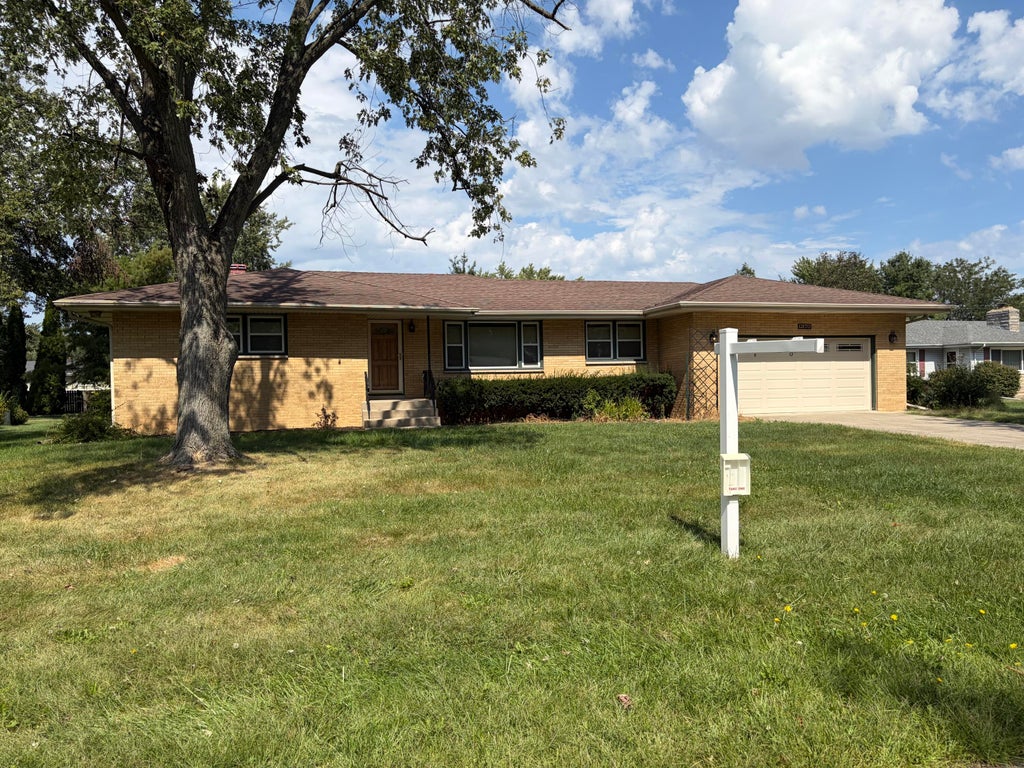 Photo of 12170 S Oakwood Drive, Saint John, IN 46373 (MLS # 845385)