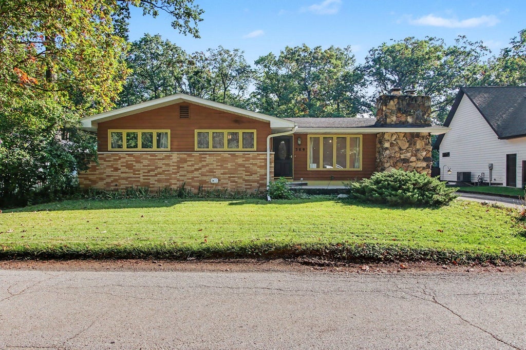 Photo of 309 Duneland Beach Drive, Michigan City, IN 46360 (MLS # 847265)