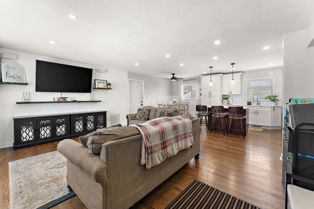 Photo of 525 W 56th Place, Merrillville, IN 46410 (MLS # 837671)