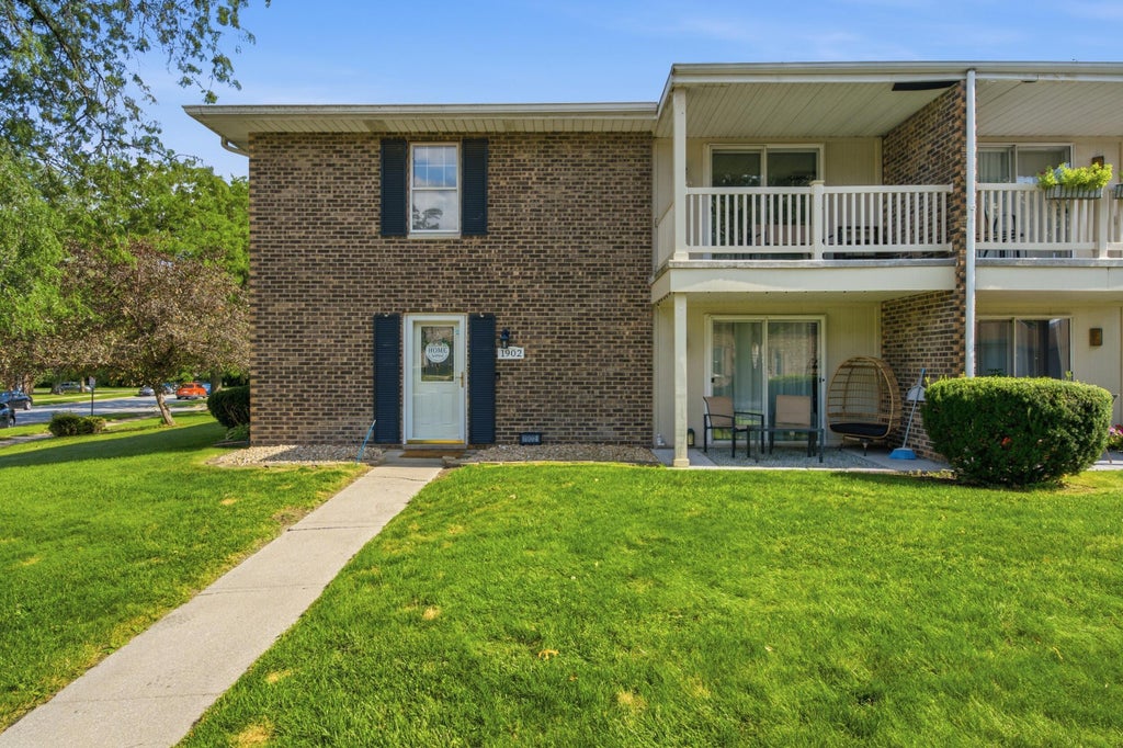Photo of 1902 Burgundy Street, Schererville, IN 46375 (MLS # 843730)