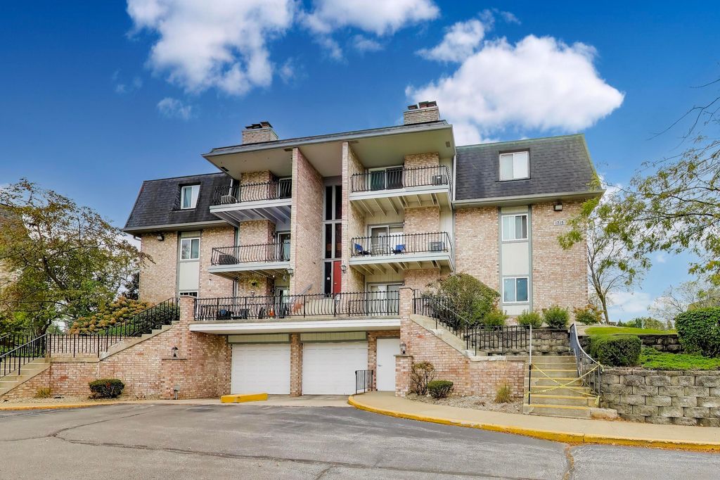 Photo of 205 W Joliet Street #106, Schererville, IN 46375 (MLS # 829424)