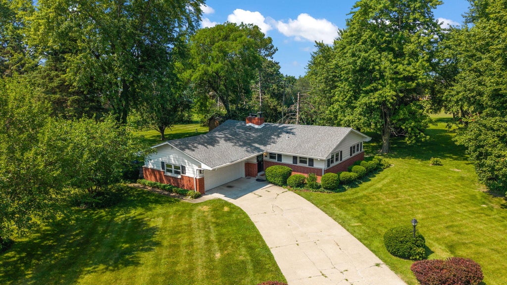 Photo of 419 Hemlock Lane, Crown Point, IN 46307 (MLS # 842294)