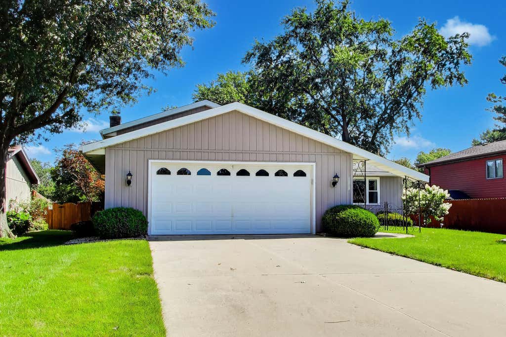 Photo of 8787 Mathews Lane, Crown Point, IN 46307 (MLS # 843667)