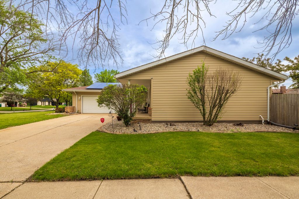 Photo of 9619 Greenwood Avenue, Munster, IN 46321 (MLS # 840351)