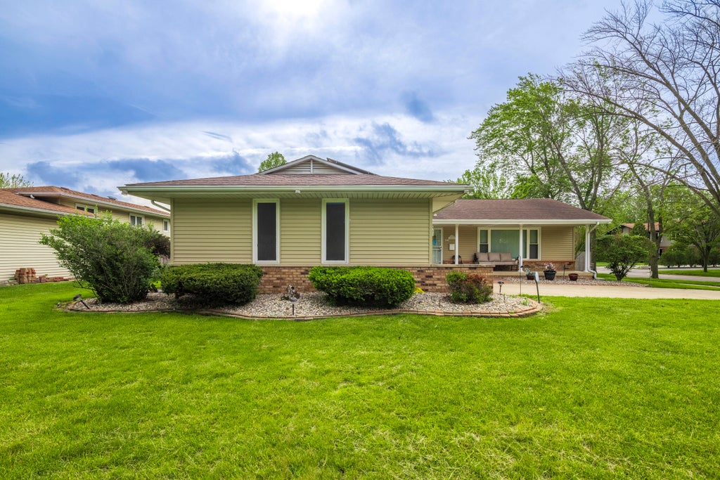 Photo of 9619 Greenwood Avenue, Munster, IN 46321 (MLS # 840351)