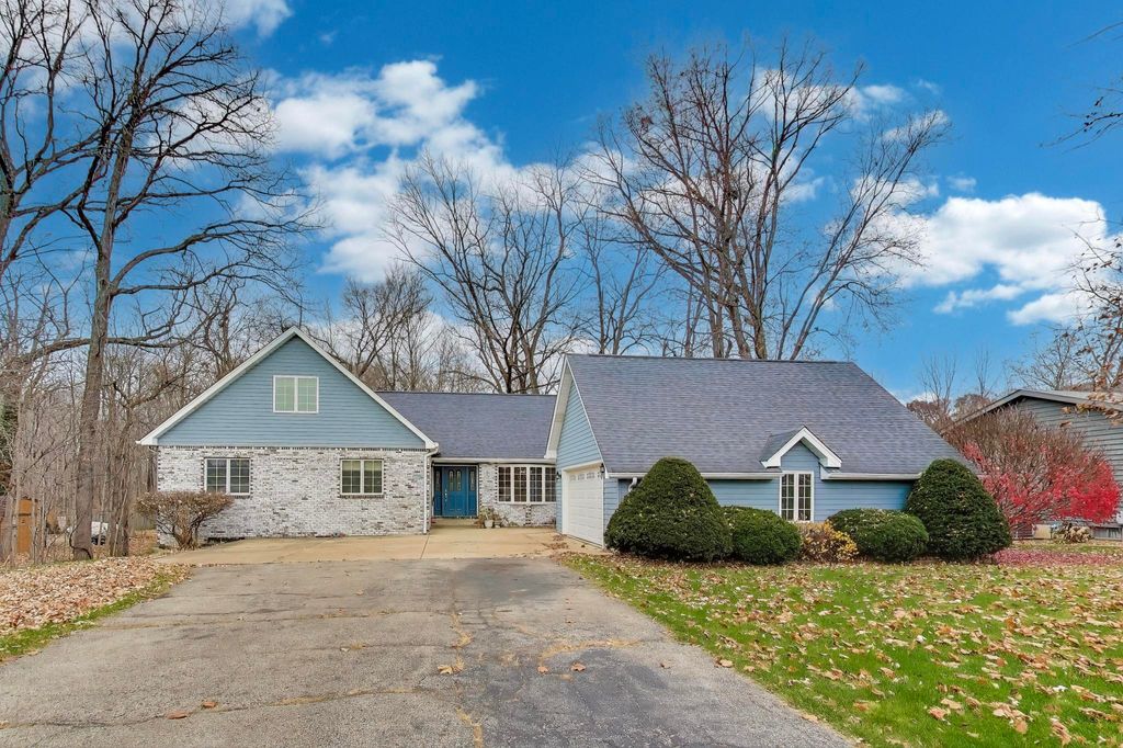 Photo of 591 Glenwood Drive, Valparaiso, IN 46385 (MLS # 831513)