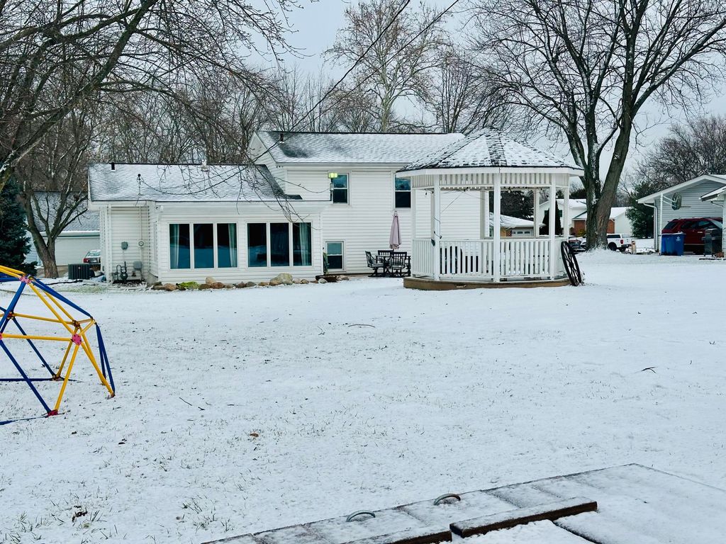 Photo of 221 E Elizabeth Drive, Crown Point, IN 46307 (MLS # 832289)