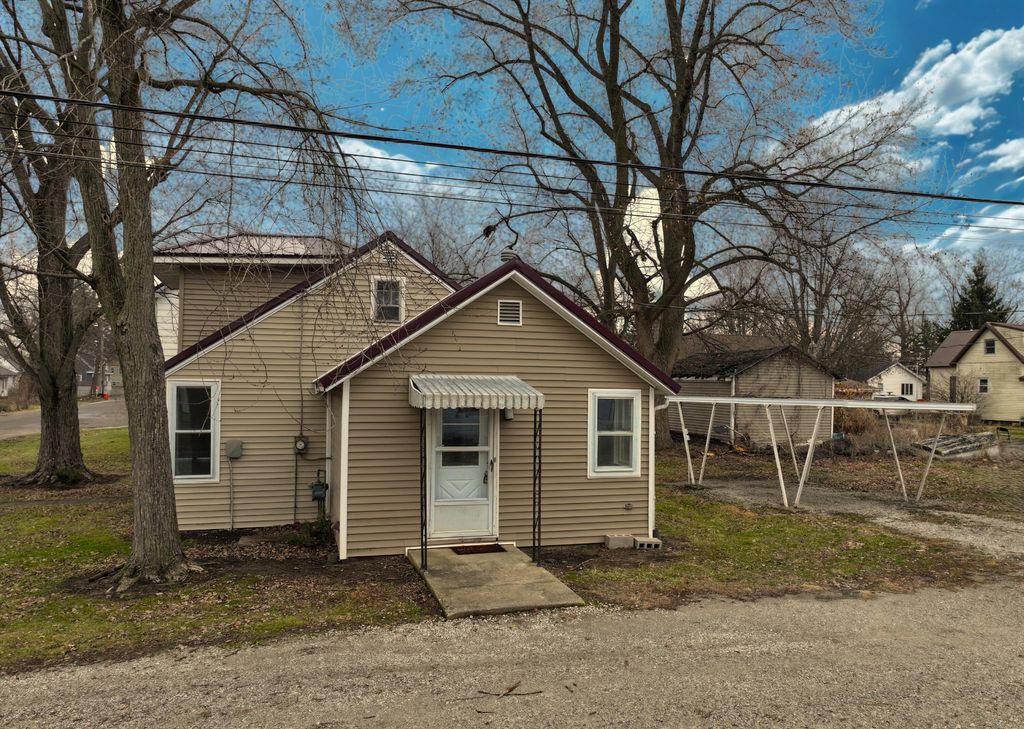 Photo of 411 W Jefferson Street, Winamac, IN 46996 (MLS # 832580)