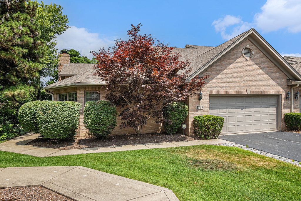 Photo of 1723 Apple Blossom Drive, Munster, IN 46321 (MLS # 823978)