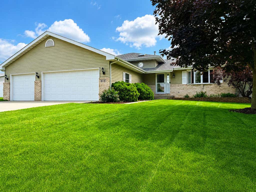 Photo of 613 Persimmon Pkwy, Hebron, IN 46341 (MLS # 841394)