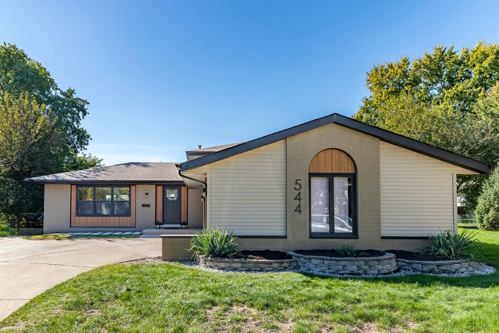 Photo of 544 Cedar Court, Munster, IN 46321 (MLS # 831425)